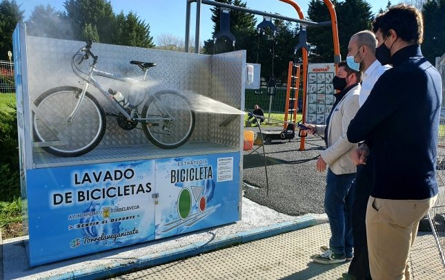 Instalado el primer lavadero de bicicletas municipal en el complejo deportivo Oscar Freire