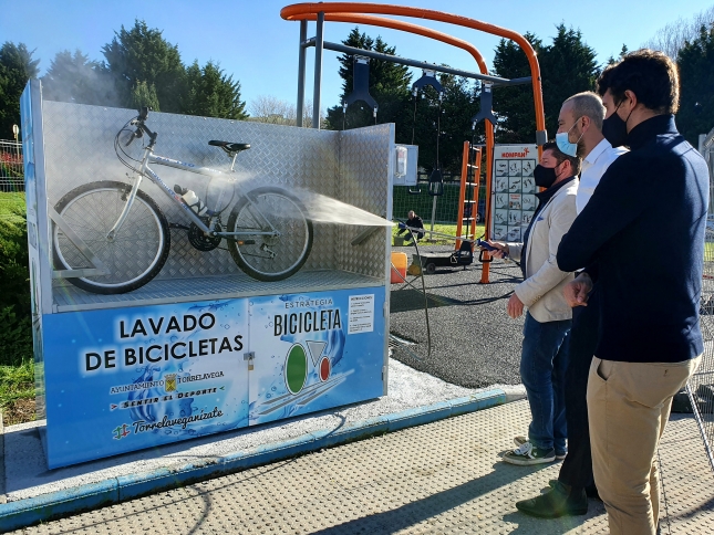 Instalado el primer lavadero de bicicletas municipal en el complejo deportivo Oscar Freire