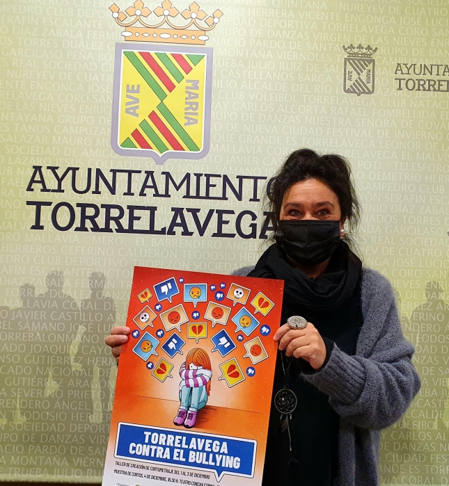 Esther Vélez presentando Torrelavega conta el Bullying