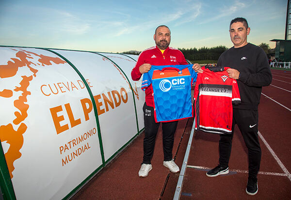 EL CAMPO DE FÚTBOL DE LA MARUCA ACOGERÁ EL SÁBADO EL DERBI CAMARGUÉS ENTRE EL VELARDE Y EL REVILLA