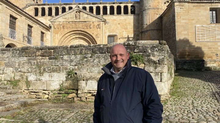 Ángel Rodríguez Uzquiza, alcalde de Santillana del Mar: “El proyecto más importante de 2022 ha sido la nueva red de abastecimiento de agua en Viveda, Mijares y Queveda”