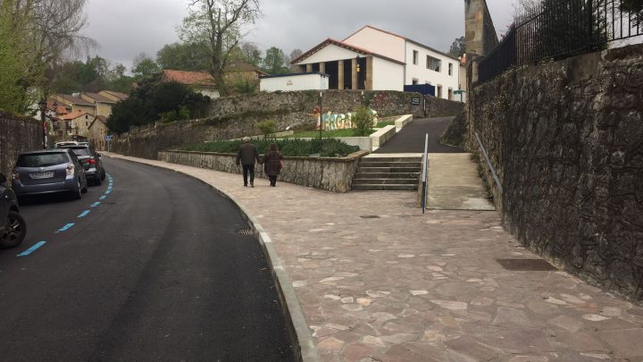 Una nueva acera en la calle Mercadillo de Liérganes mejora la seguridad en el conjunto histórico  