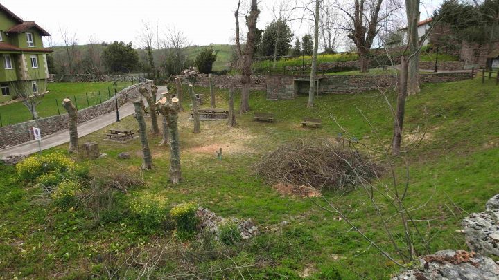 El Ayuntamiento comienza las obras de reposición y acondicionamiento del parque infantil de Rucandio