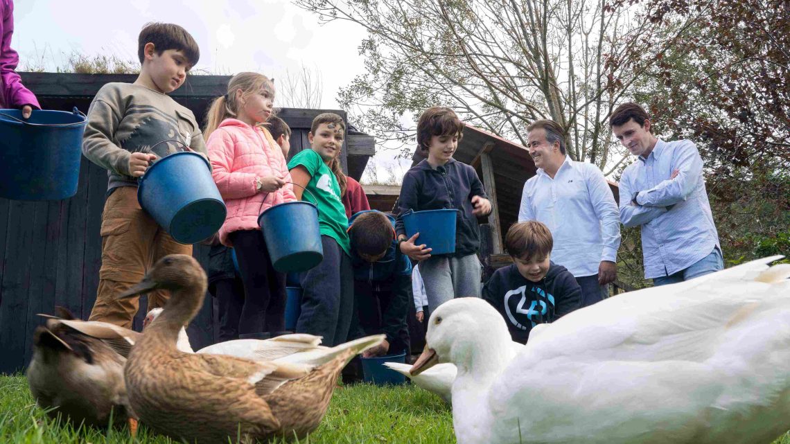 El alcalde de Camargo traslada a los niños la “importancia” de cuidar y respetar al medio ambiente y los animales en la clausura de la Granja Escuela