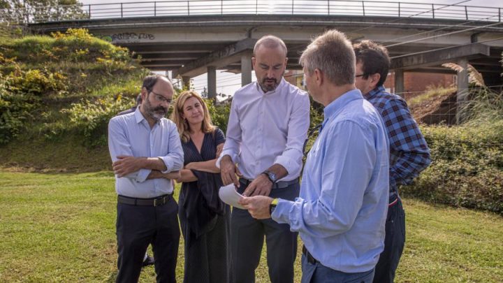 Técnicos de ADIF visitan la zona donde se construirá la vía auxiliar de FEVE, fase previa al inicio del soterramiento