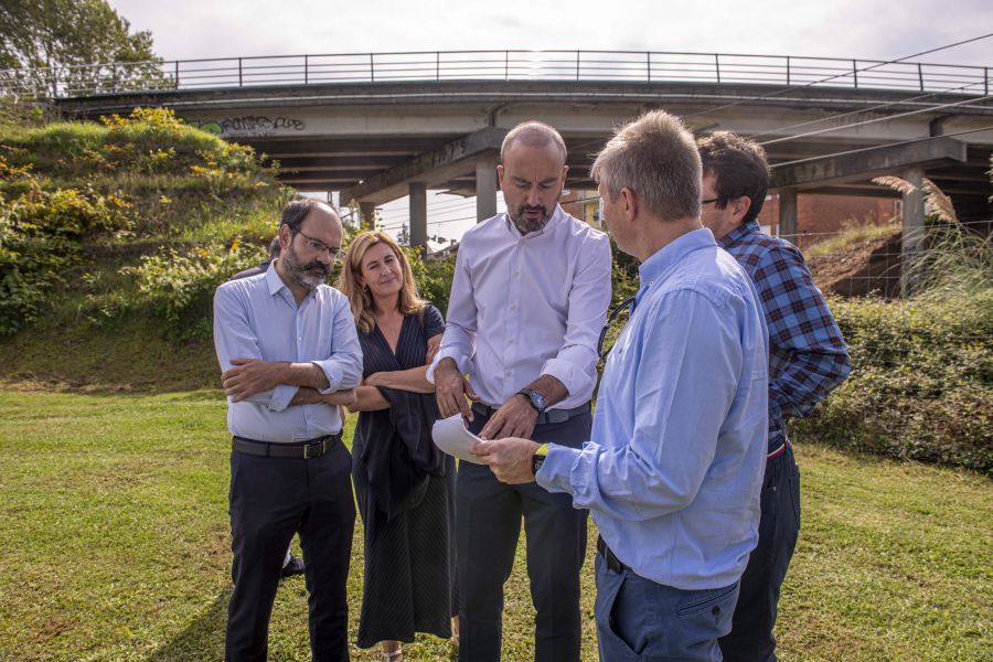 Técnicos de ADIF visitan la zona donde se construirá la vía auxiliar de FEVE, fase previa al inicio del soterramiento