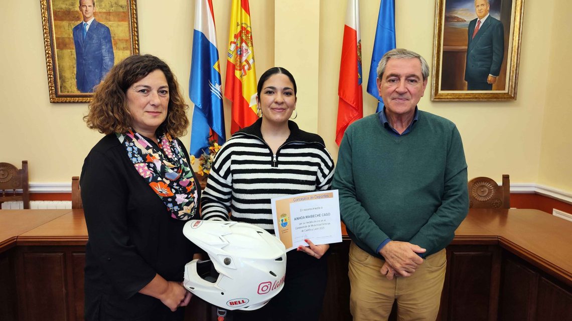 El Ayuntamiento de Suances recibe a la piloto suancina Ainhoa Maibeche Caso, reciente Campeona de Castilla y León de motocross