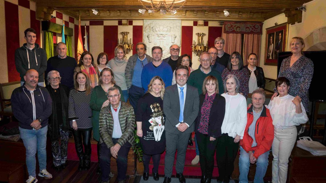 Homenaje a 19 docentes de ocho centros educativos del Valle de Camargo que pasan a la jubilación