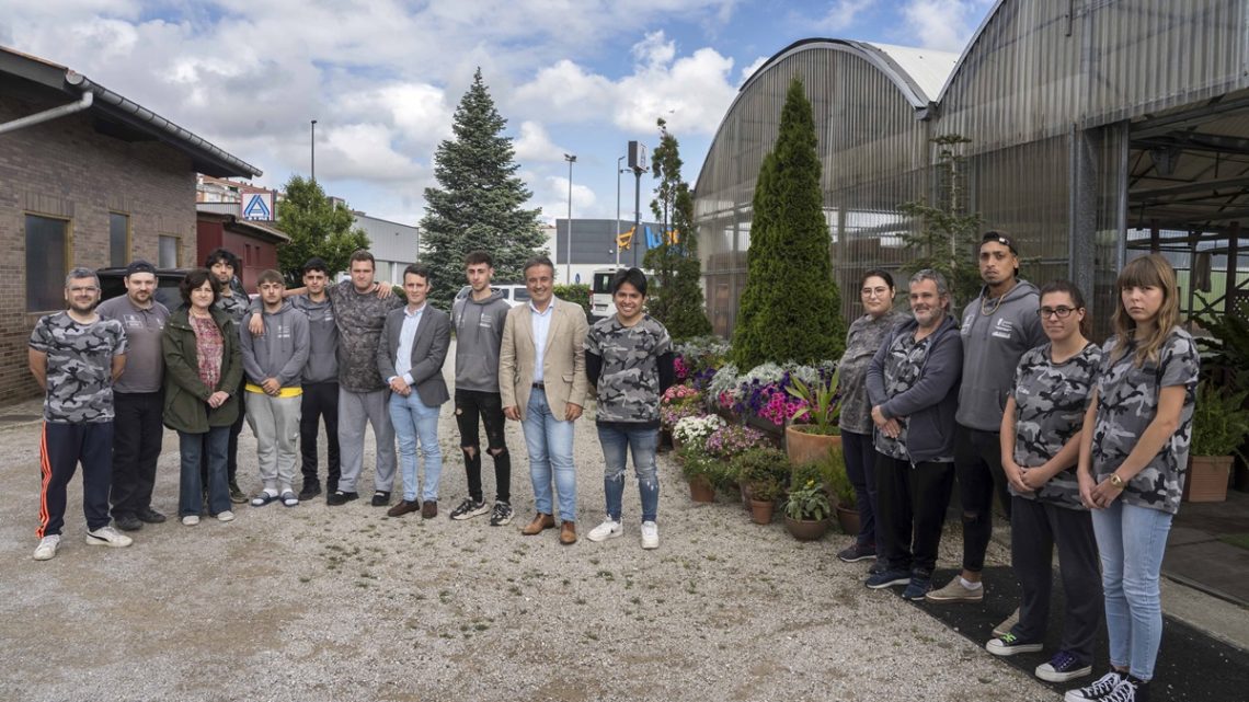 Un total de 15 alumnos de la Escuela de Talento Joven II del Ayuntamiento de Camargo firman su contrato laboral