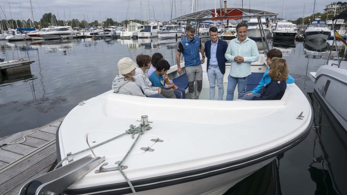 El Ayuntamiento de Camargo programa rutas en barco para interpretar el Espacio Natural Protegido de la Bahía de Santander