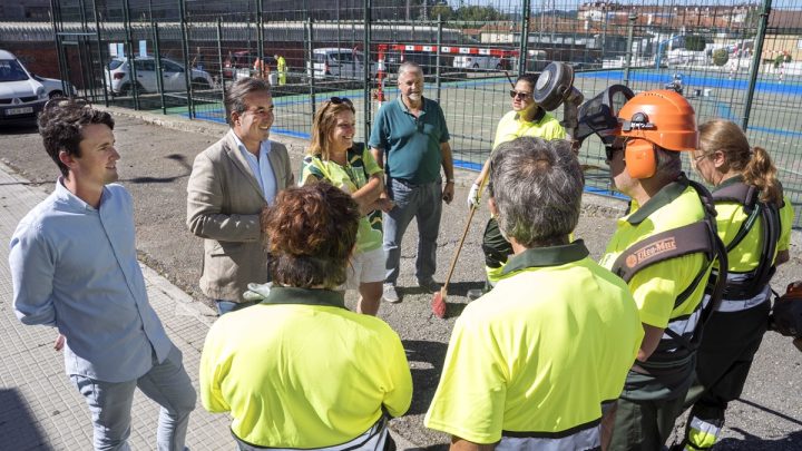 El Ayuntamiento de Camargo ultima la limpieza y saneamiento del carril bici que bordea el aeropuerto