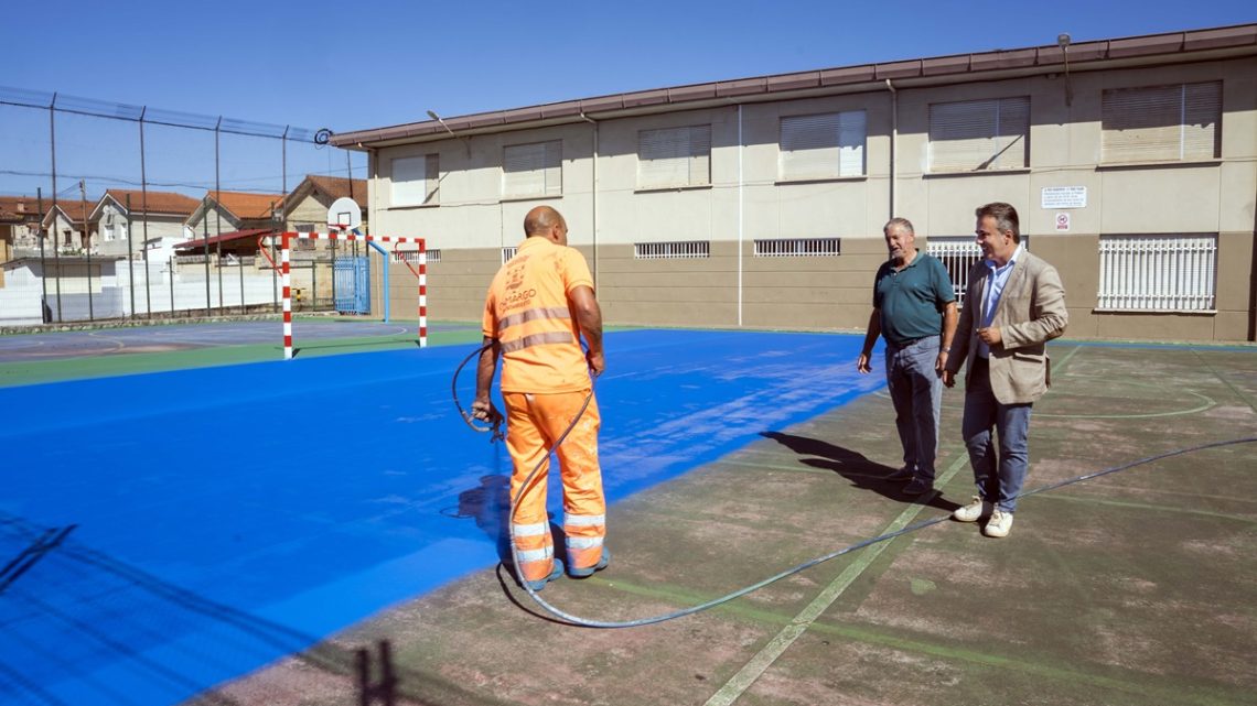 El Ayuntamiento de Camargo acondiciona la pista multideportiva al aire libre del CEIP Pedro Velarde de cara al comienzo del curso escolar