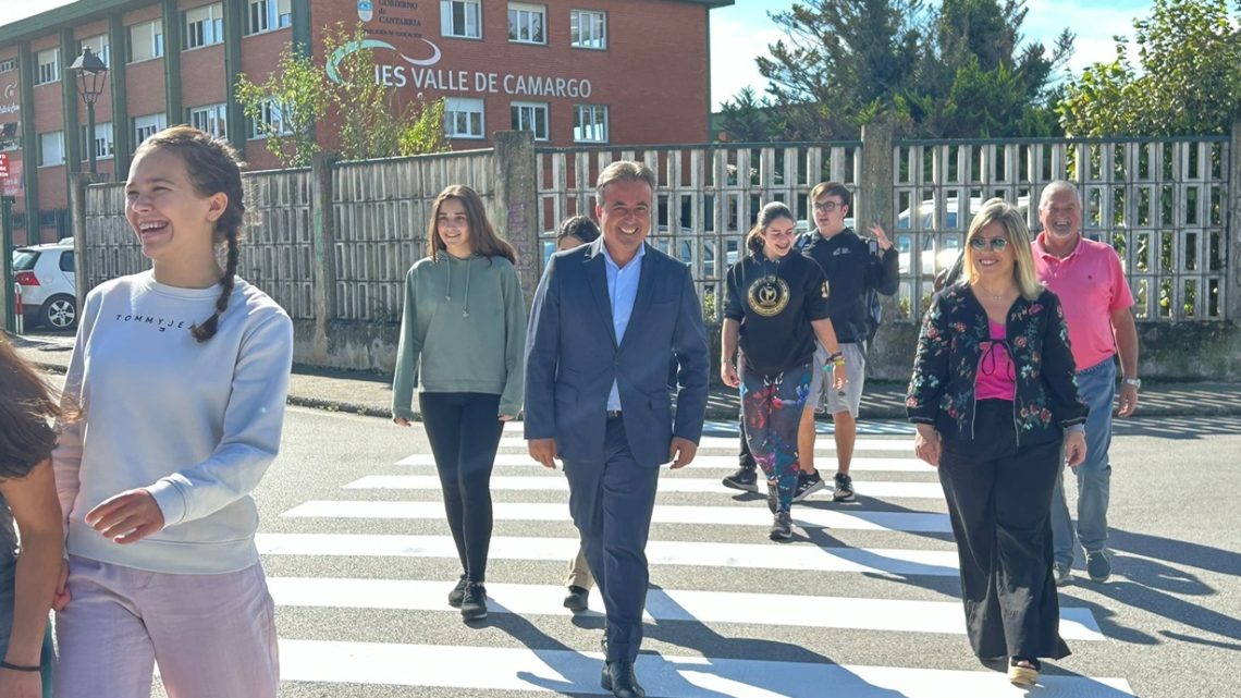 El Ayuntamiento de Camargo avanza en el proyecto ‘Caminos Seguros’ con el pintado de pasos de cebra y aceras en el entorno de los IES Valle de Camargo y Ría del Carmen