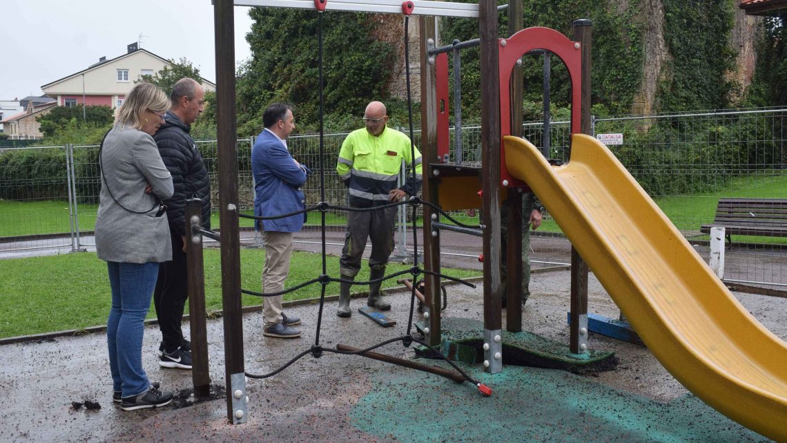 El Ayuntamiento de Piélagos inicia la reforma del parque infantil del Centro de Liencres