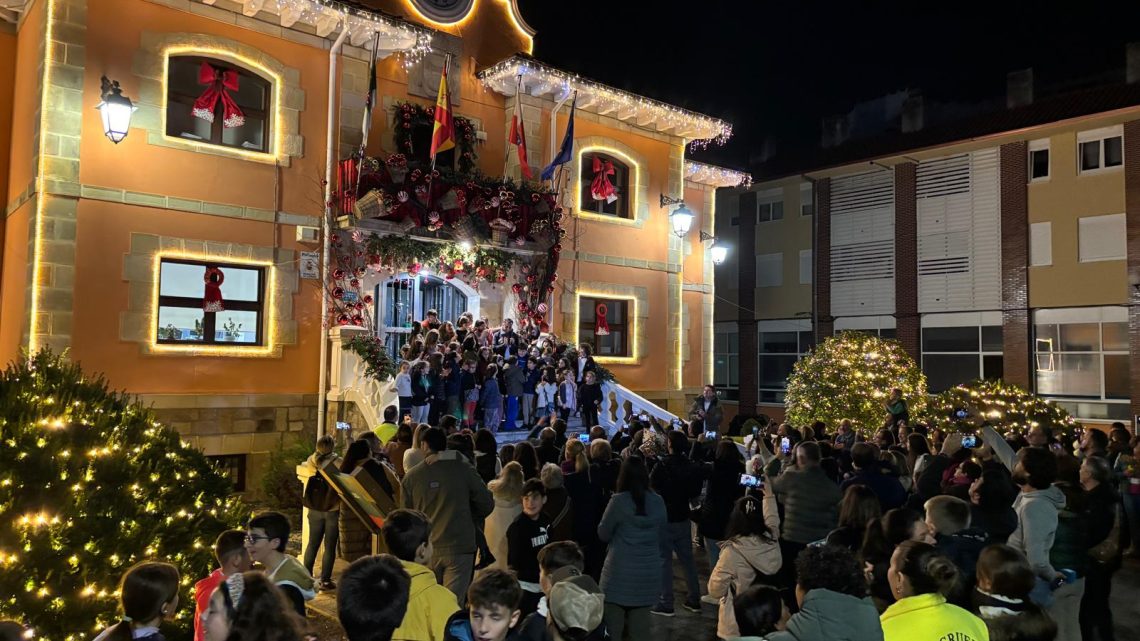 Los ganadores de los concursos de dibujo escolar de postales navideñas y del calendario municipal encendieron la Navidad de Piélagos